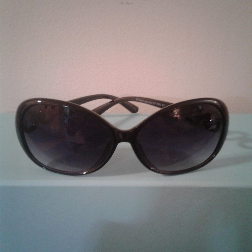 BRAND NEW WOMAN'S SUNGLASSES BLACK